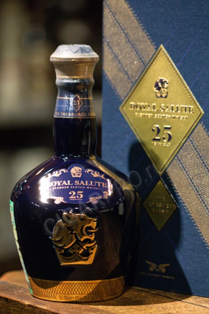 Chivas Royal Salute 25 Treasured Blend Виски Чивас Роял Салют 25 Трежеред Бленд 0.7л в подарочной упаковке