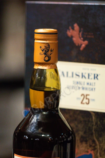 Логотип на колпачке виски Talisker 25 years old 0.7л