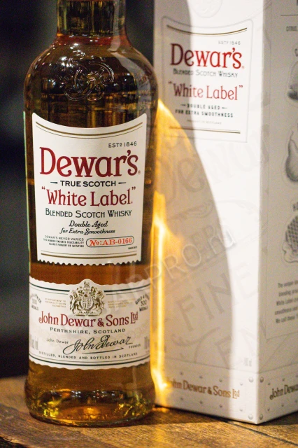 Dewars White Label Виски Дьюарс Уайт Лейбл 0.7л в подарочной упаковке