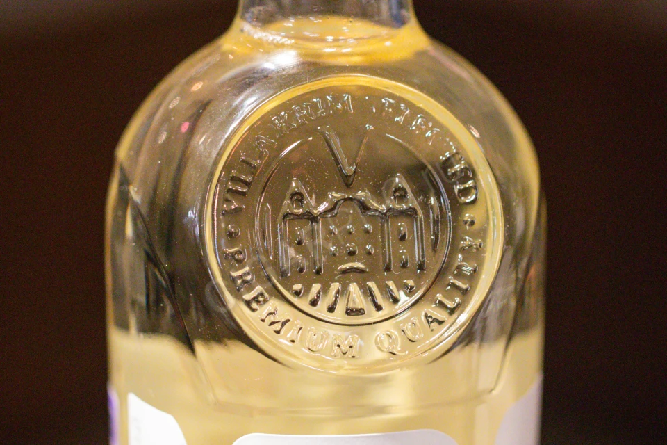 Логотип на бутылке вина Вилла Крым Траминер Блан 0.75л