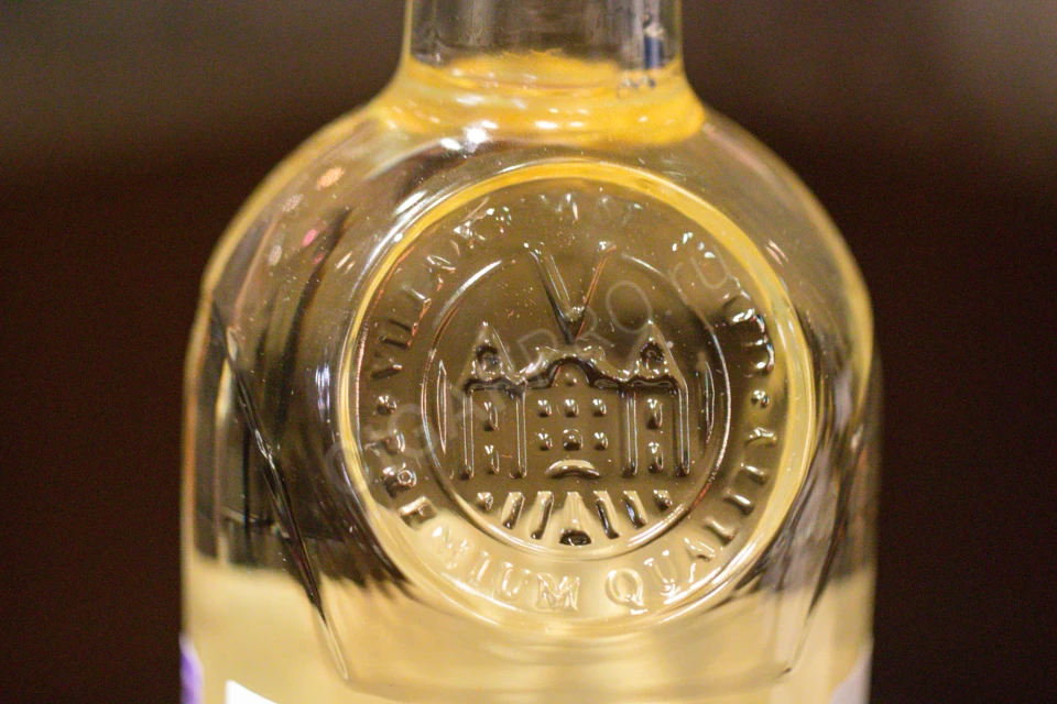 Логотип на бутылке вина Вилла Крым Шардоне 0.75л