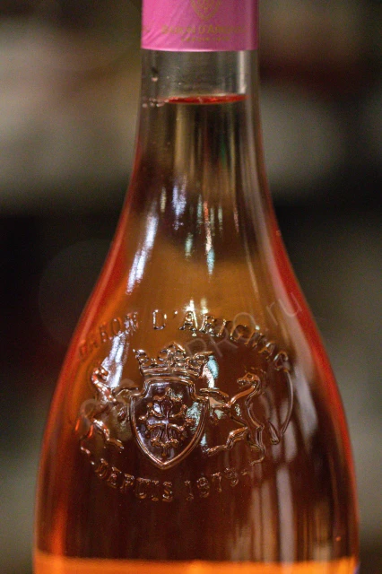 Логотип на бутылке вина Барон Д Ариньяк Розе 0.75л