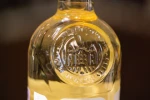 Логотип на бутылке вина Вилла Крым Вайнери Ярд 0.75л