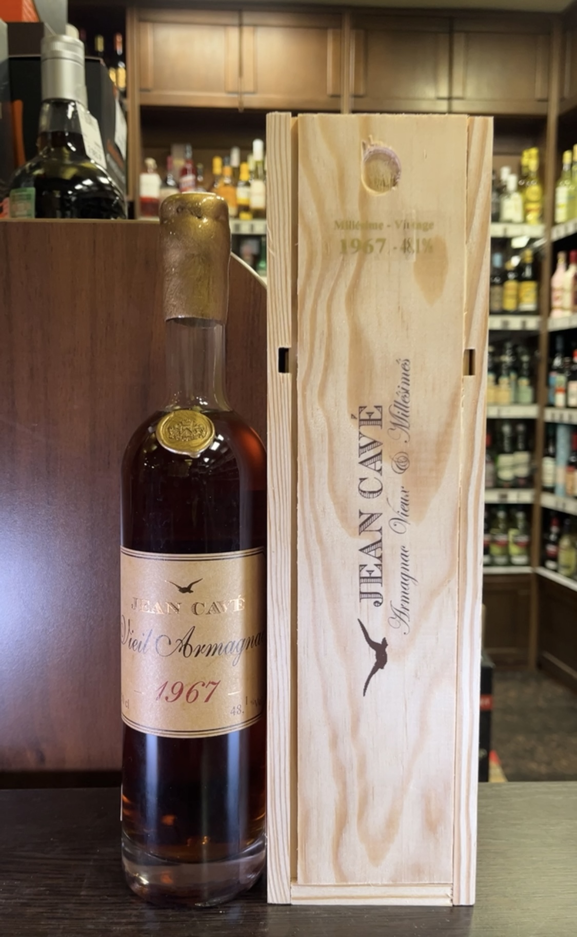 Jean Cave Vieil Armagnac AOC Brut de Fut 1967 Арманьяк Жан Каве Вьей Арманьяк АОС Брют де Фют 1967г 0.5л в подарочной упаковке