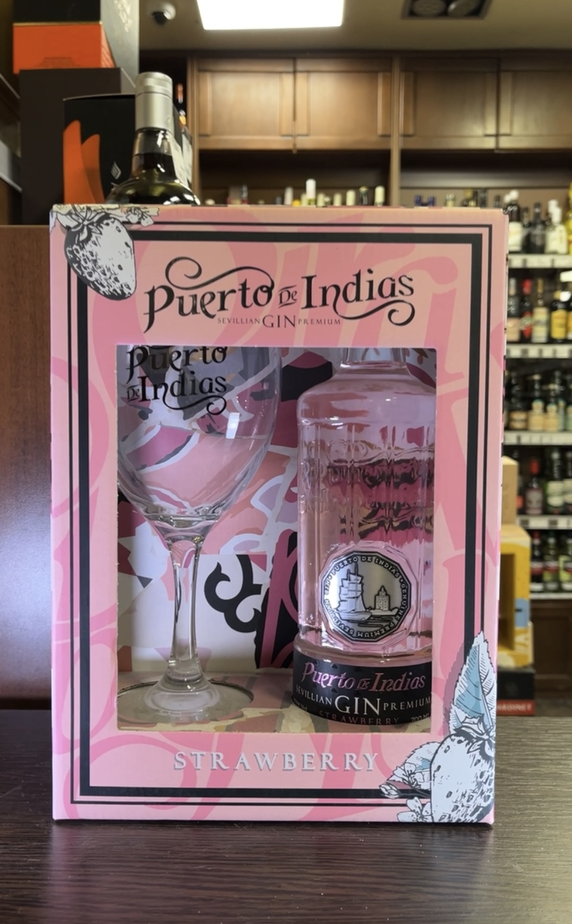 Puerto de Indias Sevillian Premium Strawberry Gin Джин Пуэрто де Индиас Севиллиан Премиум Строберри + бокал 0.7л в подарочной упаковке